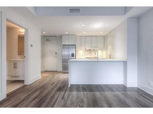 308-46 9 Street Ne, Calgary, AB - Indoor Photo Showing Kitchen