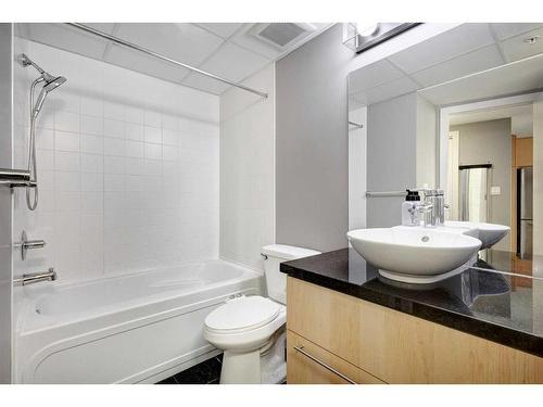 405-215 13 Avenue Sw, Calgary, AB - Indoor Photo Showing Bathroom