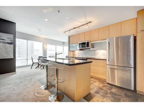 405-215 13 Avenue Sw, Calgary, AB - Indoor Photo Showing Kitchen With Stainless Steel Kitchen With Upgraded Kitchen