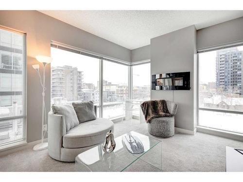 405-215 13 Avenue Sw, Calgary, AB - Indoor Photo Showing Living Room