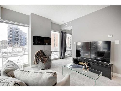 405-215 13 Avenue Sw, Calgary, AB - Indoor Photo Showing Living Room