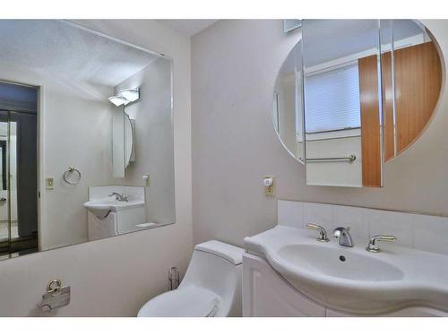 8 Varshaven Place Nw, Calgary, AB - Indoor Photo Showing Bathroom