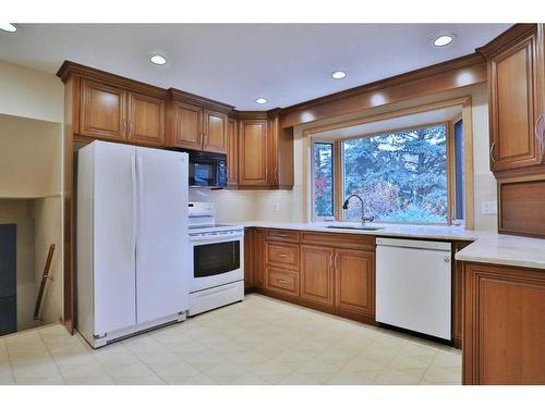 8 Varshaven Place Nw, Calgary, AB - Indoor Photo Showing Kitchen