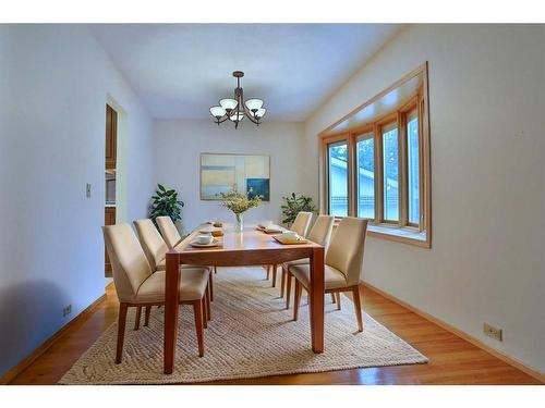 8 Varshaven Place Nw, Calgary, AB - Indoor Photo Showing Dining Room