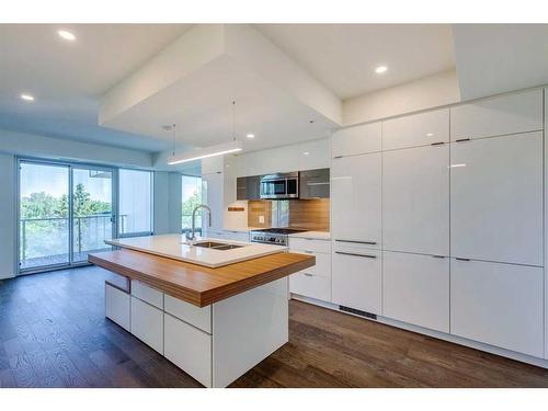 504-1020 9 Avenue Se, Calgary, AB - Indoor Photo Showing Kitchen With Double Sink