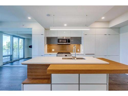 504-1020 9 Avenue Se, Calgary, AB - Indoor Photo Showing Kitchen With Double Sink With Upgraded Kitchen