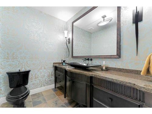 434 29 Avenue Ne, Calgary, AB - Indoor Photo Showing Kitchen