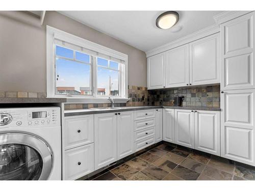 434 29 Avenue Ne, Calgary, AB - Indoor Photo Showing Bathroom