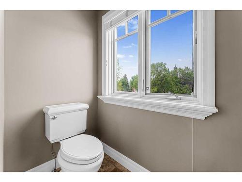 434 29 Avenue Ne, Calgary, AB - Indoor Photo Showing Laundry Room