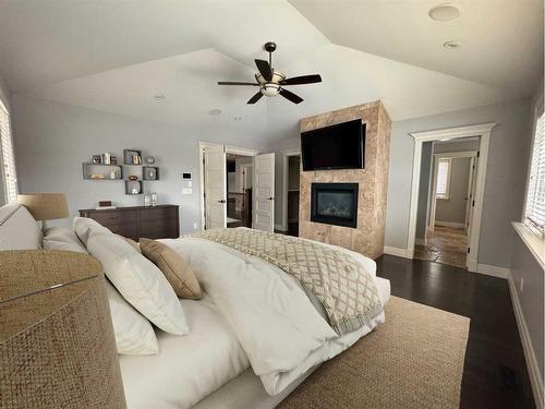 434 29 Avenue Ne, Calgary, AB - Indoor Photo Showing Living Room With Fireplace