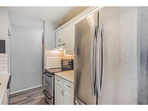 4-645 Meredith Road Ne, Calgary, AB - Indoor Photo Showing Kitchen