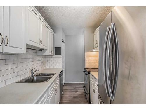 4-645 Meredith Road Ne, Calgary, AB - Indoor Photo Showing Kitchen With Double Sink With Upgraded Kitchen