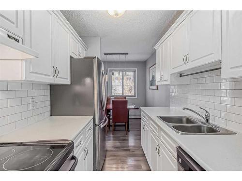 4-645 Meredith Road Ne, Calgary, AB - Indoor Photo Showing Kitchen With Double Sink