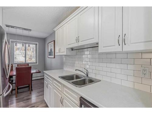 4-645 Meredith Road Ne, Calgary, AB - Indoor Photo Showing Kitchen With Double Sink