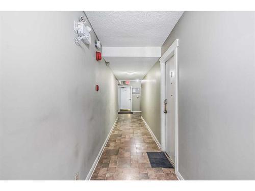 4-645 Meredith Road Ne, Calgary, AB - Indoor Photo Showing Other Room