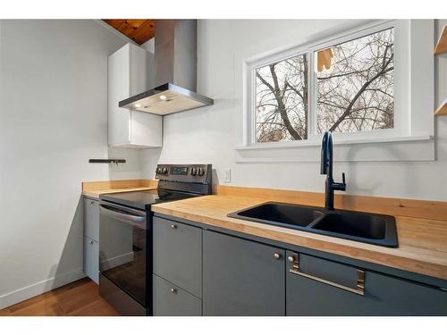 21-333 Braxton Place Sw, Calgary, AB - Indoor Photo Showing Kitchen With Double Sink