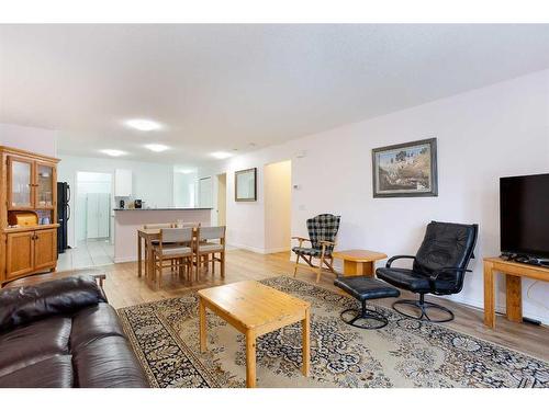 5-103 Fairways Drive Nw, Airdrie, AB - Indoor Photo Showing Living Room