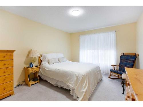 5-103 Fairways Drive Nw, Airdrie, AB - Indoor Photo Showing Bedroom