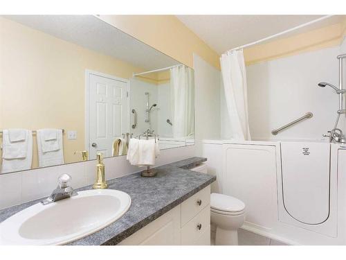 5-103 Fairways Drive Nw, Airdrie, AB - Indoor Photo Showing Bathroom