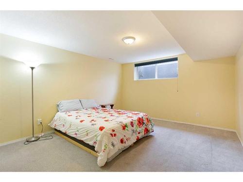 5-103 Fairways Drive Nw, Airdrie, AB - Indoor Photo Showing Bedroom