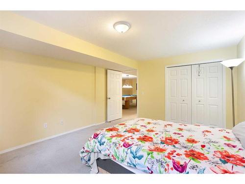 5-103 Fairways Drive Nw, Airdrie, AB - Indoor Photo Showing Bedroom