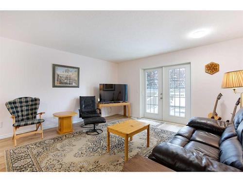 5-103 Fairways Drive Nw, Airdrie, AB - Indoor Photo Showing Living Room