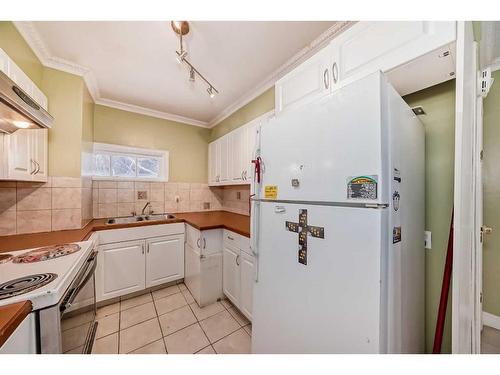 228 31 Avenue Nw, Calgary, AB - Indoor Photo Showing Kitchen With Double Sink