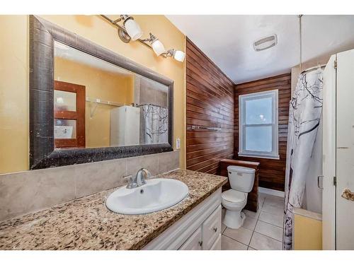 228 31 Avenue Nw, Calgary, AB - Indoor Photo Showing Bathroom