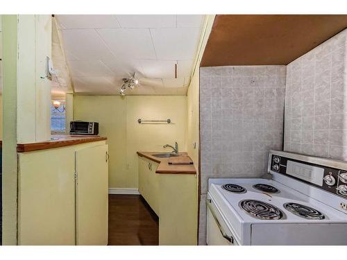 228 31 Avenue Nw, Calgary, AB - Indoor Photo Showing Kitchen