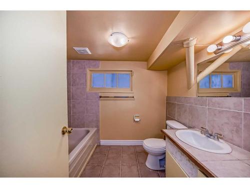 228 31 Avenue Nw, Calgary, AB - Indoor Photo Showing Bathroom