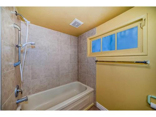 228 31 Avenue Nw, Calgary, AB - Indoor Photo Showing Bathroom