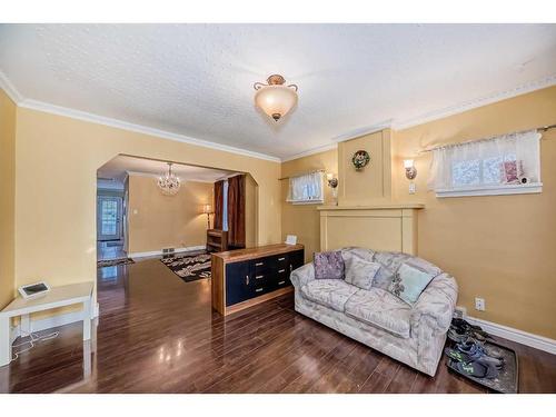 228 31 Avenue Nw, Calgary, AB - Indoor Photo Showing Other Room