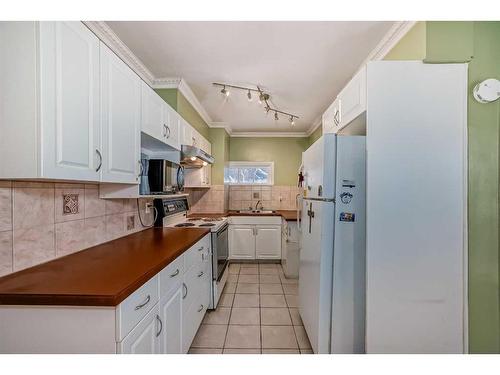 228 31 Avenue Nw, Calgary, AB - Indoor Photo Showing Kitchen With Double Sink