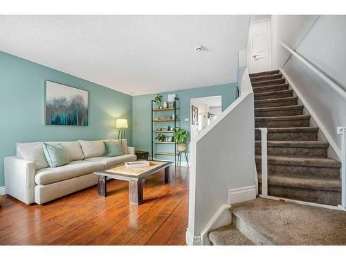 177-123 Queensland Drive Se, Calgary, AB - Indoor Photo Showing Living Room