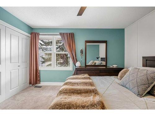 177-123 Queensland Drive Se, Calgary, AB - Indoor Photo Showing Bedroom