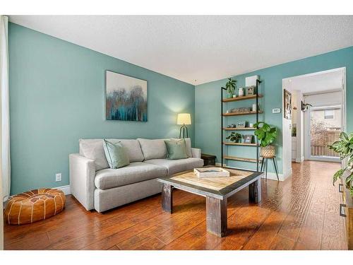 177-123 Queensland Drive Se, Calgary, AB - Indoor Photo Showing Living Room