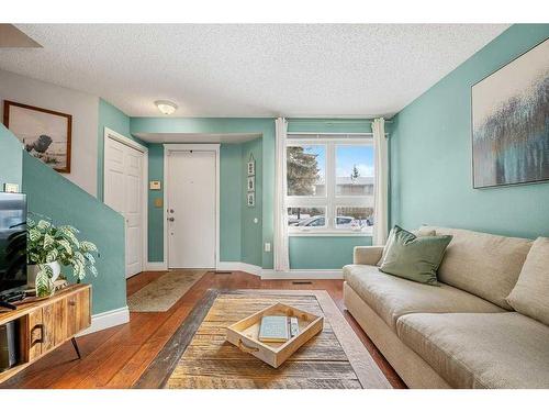 177-123 Queensland Drive Se, Calgary, AB - Indoor Photo Showing Living Room