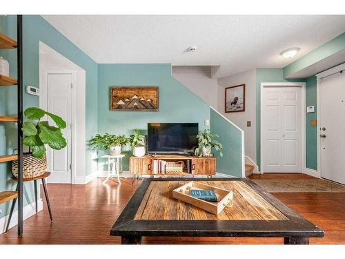 177-123 Queensland Drive Se, Calgary, AB - Indoor Photo Showing Living Room