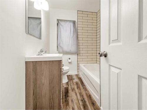 1907 1 Avenue North, Lethbridge, AB - Indoor Photo Showing Bathroom