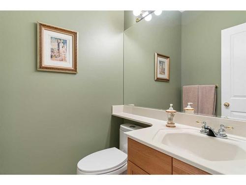 14 Eagleview Gate, Cochrane, AB - Indoor Photo Showing Bathroom