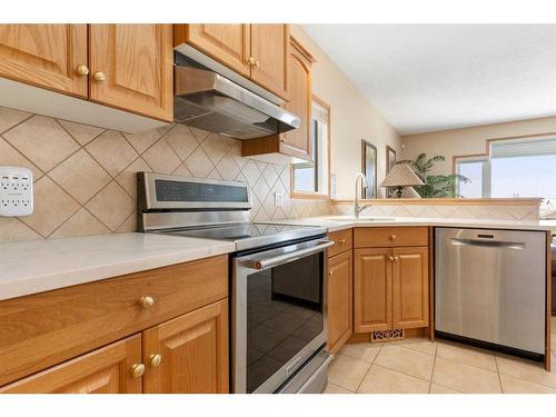 14 Eagleview Gate, Cochrane, AB - Indoor Photo Showing Kitchen