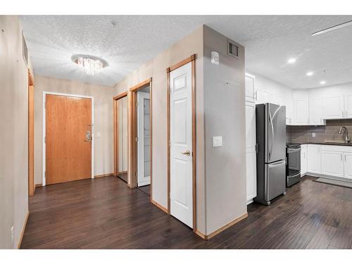 210-8535 Bonaventure Drive Se, Calgary, AB - Indoor Photo Showing Kitchen