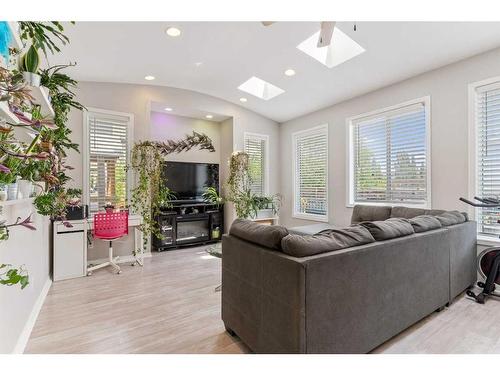 122 Evanscove Circle Nw, Calgary, AB - Indoor Photo Showing Living Room