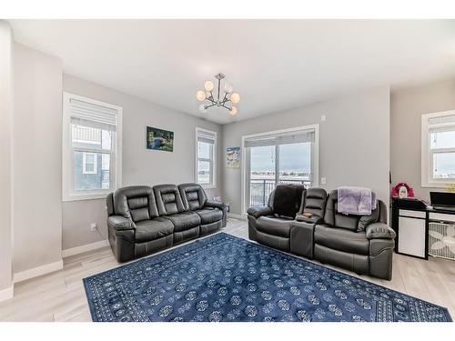 6467 128 Avenue Ne, Calgary, AB - Indoor Photo Showing Living Room