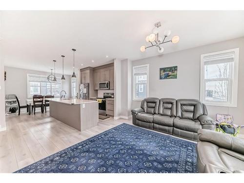 6467 128 Avenue Ne, Calgary, AB - Indoor Photo Showing Living Room