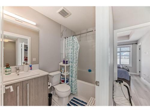 6467 128 Avenue Ne, Calgary, AB - Indoor Photo Showing Bathroom