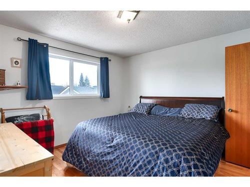 724 9Th Avenue Se, High River, AB - Indoor Photo Showing Bedroom