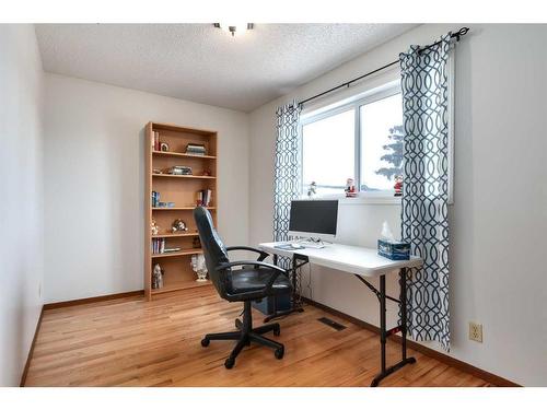 724 9Th Avenue Se, High River, AB - Indoor Photo Showing Office