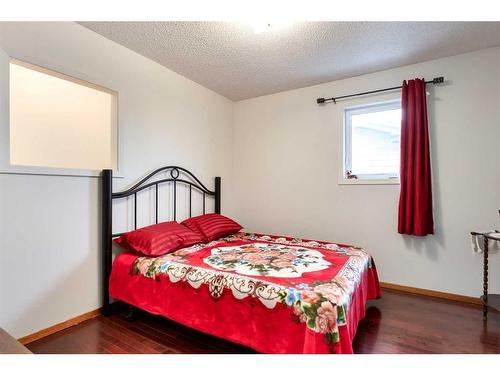 724 9Th Avenue Se, High River, AB - Indoor Photo Showing Bedroom