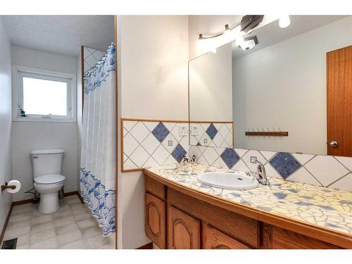 724 9Th Avenue Se, High River, AB - Indoor Photo Showing Bathroom